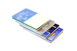 Кредитные карты на белом фоне.