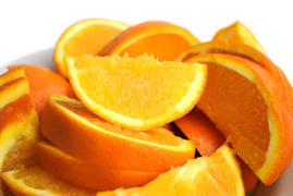 Резаный апельсин на белом фоне 