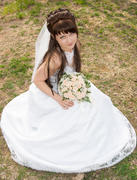 Портрет невесты с букетом цветов, в свадебном платье