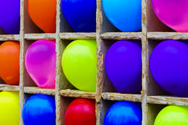 Разноцветные надувные шары.