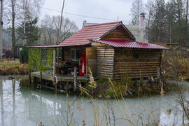 Деревянный частный дом, построенный на берегу озера