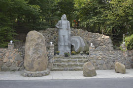 Памятник легендарного разбойника из Западной Украины