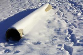 Старые ржавые трубы бросили на снегу зимой