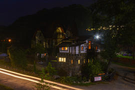 Индивидуальный жилой дом в горной деревне ночью 