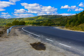 Серпантин горных дорог и горных долин в Украине