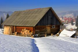 Дизайн частного дома в горной местности в зимний период