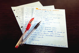 Тетрадные листы и ручки