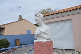 Статуя женщины