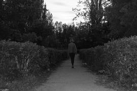 Девушка идущая по парку 