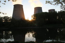 Закат с видом на промышленные трубы 