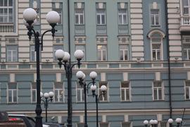 Фонарные столбы на фоне фасада здания, Москва, Россия