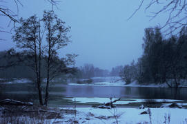 Зимой у реки в сумерки