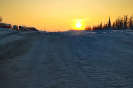 Закат над заснеженной дорогой 