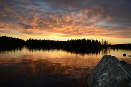Радужный закат над озером 