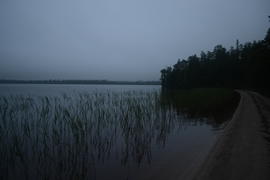 Озеро в пасмурную погоду 