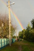 Радуга над деревней и частными домами 
