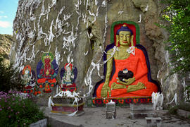 Статуя Будды Шакьямуни в высеченная в скале.