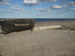 Деревянная лодка на пляже 