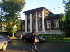     Дом с колоннами на улице Ступина                           