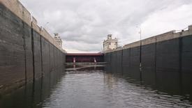 Внутри шлюзовой камеры