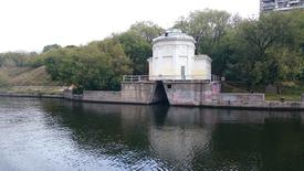 Постройка на берегу Москва-реки