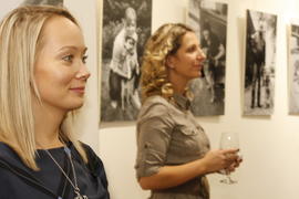 Благотворительный вечер, две девушки