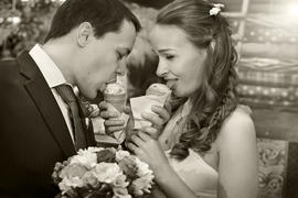 жених и невеста едят мороженое