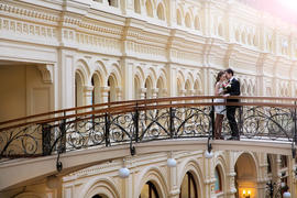 жених и невеста на балконе Гума