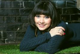 девушка на ковре