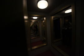 Инсталляция Леандро Эрлиха "Примерочные" 6-ая ежегодная выставка гибридного искусства Lexus Hybrid A