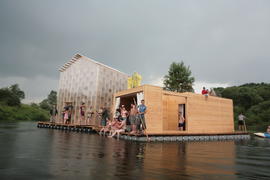 Река и плот