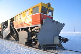 Чистка снега в тундре. Ямало-ненецкий  автономный округ. Город Салехард, поселок Лабытнанги. фото Се