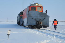 Чистка снега в тундре. Ямало-ненецкий  автономный округ. Город Салехард, поселок Лабытнанги. фото Се