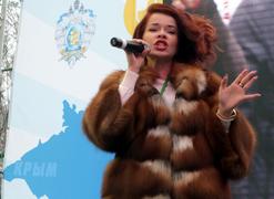 Певица Елена Князева выступает на Всероссийской гонке ГТО