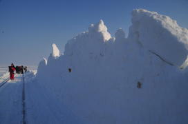 Чистка снега в тундре. Ямало-ненецкий  автономный округ. Город Салехард, поселок Лабытнанги. фото Се