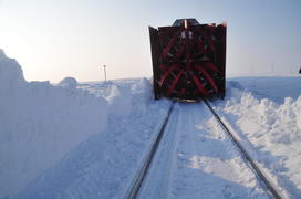 Чистка снега в тундре. Ямало-ненецкий  автономный округ. Город Салехард, поселок Лабытнанги. фото Се