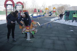 Инженер по благоустройству РЭУ-5 управы Люблино Ольга Лебедева и плотник РЭУ-5 Иван Алексеев