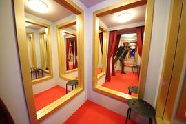 Инсталляция Леандро Эрлиха "Примерочные" - Lexus Hybrid Art