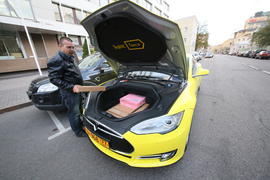 Первое в России электротакси. Электромобиль Tesla. Первый раз в Тесле