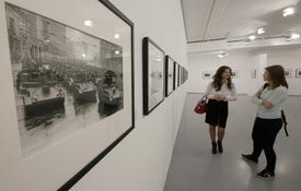 Посетительницы МАММ у работ Аркадия Шайхета