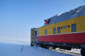 Чистка снега в тундре. Ямало-ненецкий  автономный округ. Город Салехард, поселок Лабытнанги. фото Се