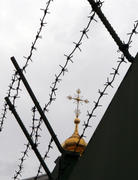 Маковка церки за колючей проволкой