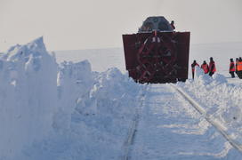 Чистка снега в тундре. Ямало-ненецкий  автономный округ. Город Салехард, поселок Лабытнанги. фото Се