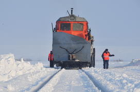 Чистка снега в тундре. Ямало-ненецкий  автономный округ. Город Салехард, поселок Лабытнанги. фото Се