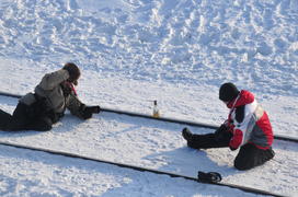 Чистка снега в тундре. Ямало-ненецкий  автономный округ. Город Салехард, поселок Лабытнанги. фото Се