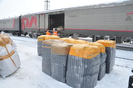 Разгрузка почты на станции Лабытнанги Ямало-ненецкий  автономный округ. Город Салехард, поселок Лабы