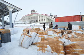 Разгрузка почты на станции Лабытнанги Ямало-ненецкий  автономный округ. Город Салехард, поселок Лабы