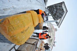 Разгрузка почты на станции Лабытнанги Ямало-ненецкий  автономный округ. Город Салехард, поселок Лабы