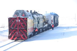 Чистка снега в тундре. Ямало-ненецкий  автономный округ. Город Салехард, поселок Лабытнанги. фото Се