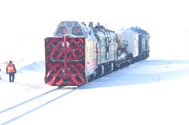 Чистка снега в тундре. Ямало-ненецкий  автономный округ. Город Салехард, поселок Лабытнанги. фото Се